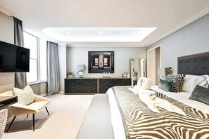 2 bedrooms, desk, iron/ironing board, WiFi - Designer 2BR/2BA w/ AC Sonos 5min Oxford Circus (Greater London)