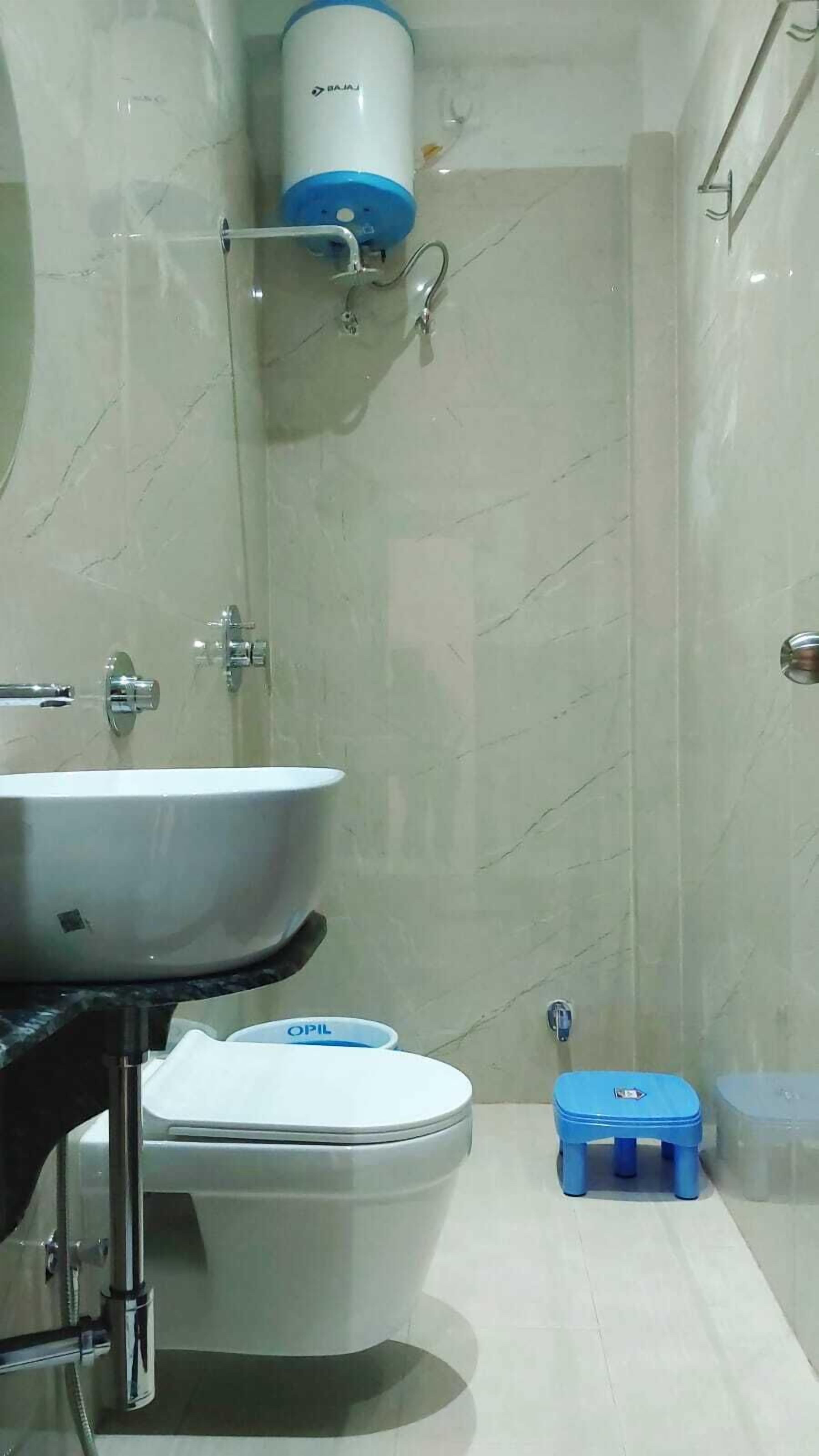 Deluxe Room | Bathroom | Towels, soap, shampoo