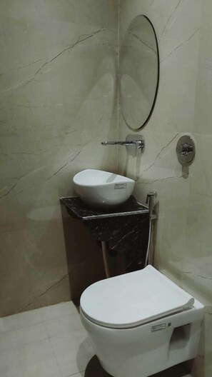 Classic Double Room | Bathroom | Towels, soap, shampoo - S S Guest House (Varanasi)
