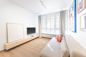 Living area - 2-room apartment in Charlottenburg-Wilmersdorf (Berlin)