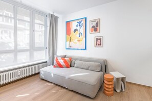 Living area - 2-room apartment in Charlottenburg-Wilmersdorf (Berlin)