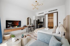 1 bedroom, desk, iron/ironing board, WiFi - Cozy Studio With Pool, Gym and Outdoor Cinema (Dubai)