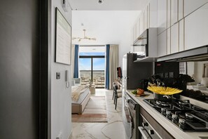 Fridge, microwave, dishwasher, toaster - Cozy Studio With Pool, Gym and Outdoor Cinema (Dubai)