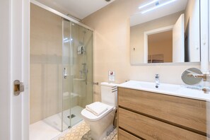 Shower, hair dryer - Bright one-bedroom flat with excellent amenities (Madrid)