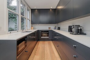 Kühlschrank, Mikrowelle, Geschirrspüler, Toaster