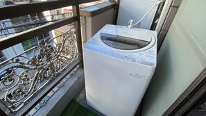 A washing machine on a balcony with a metal railing. - 30sec walk to Tsutenkaku/1 stop to Namba Sta./AH57 (Ebisu Higashi Naniwa-Ward,Osaka City)