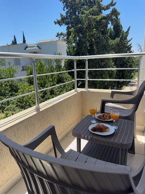 Outdoor dining - Bright apartment 5 minutes from the airport (Tunis)
