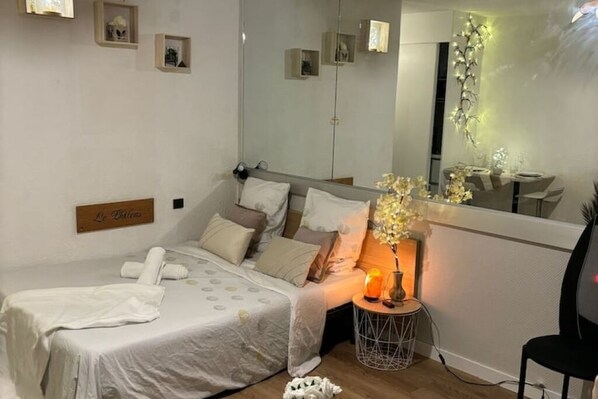 Iron/ironing board, WiFi, bed sheets