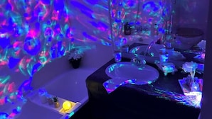 Un baño de diseño moderno, con una bañera grande, un lavabo y un inodoro.