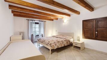 1 bedroom, bed sheets