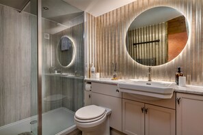 Shower, towels - The Potting Shed at Island Hall (Godmanchester)