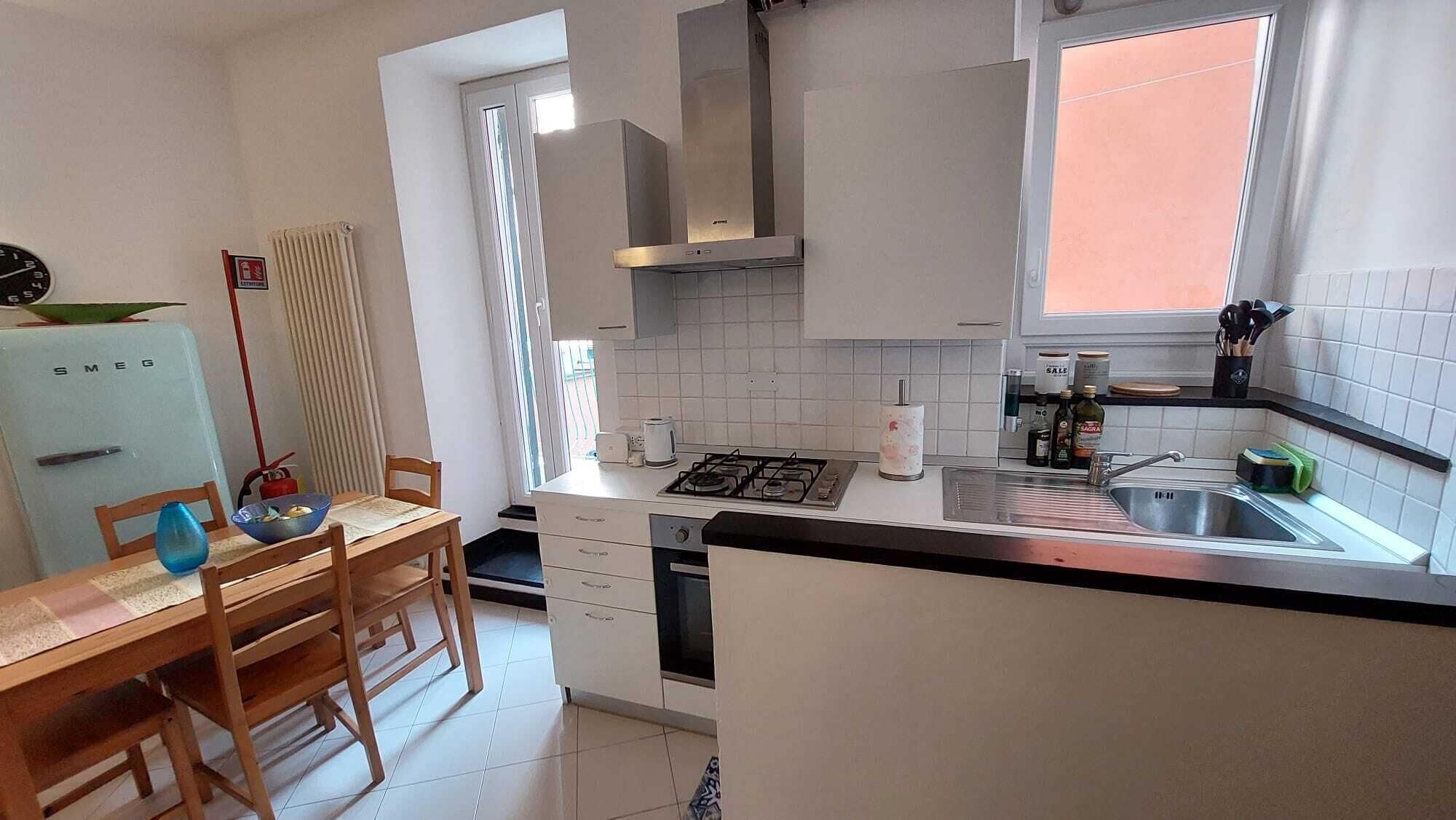 Kjøleskap, ovn, kokeplater og kaffetrakter/tekoker