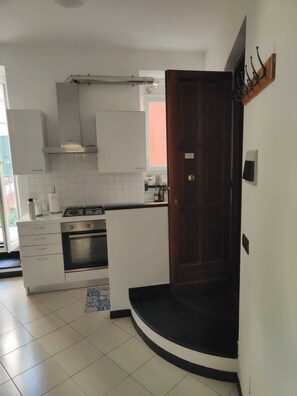 Fridge, oven, stovetop, coffee/tea maker