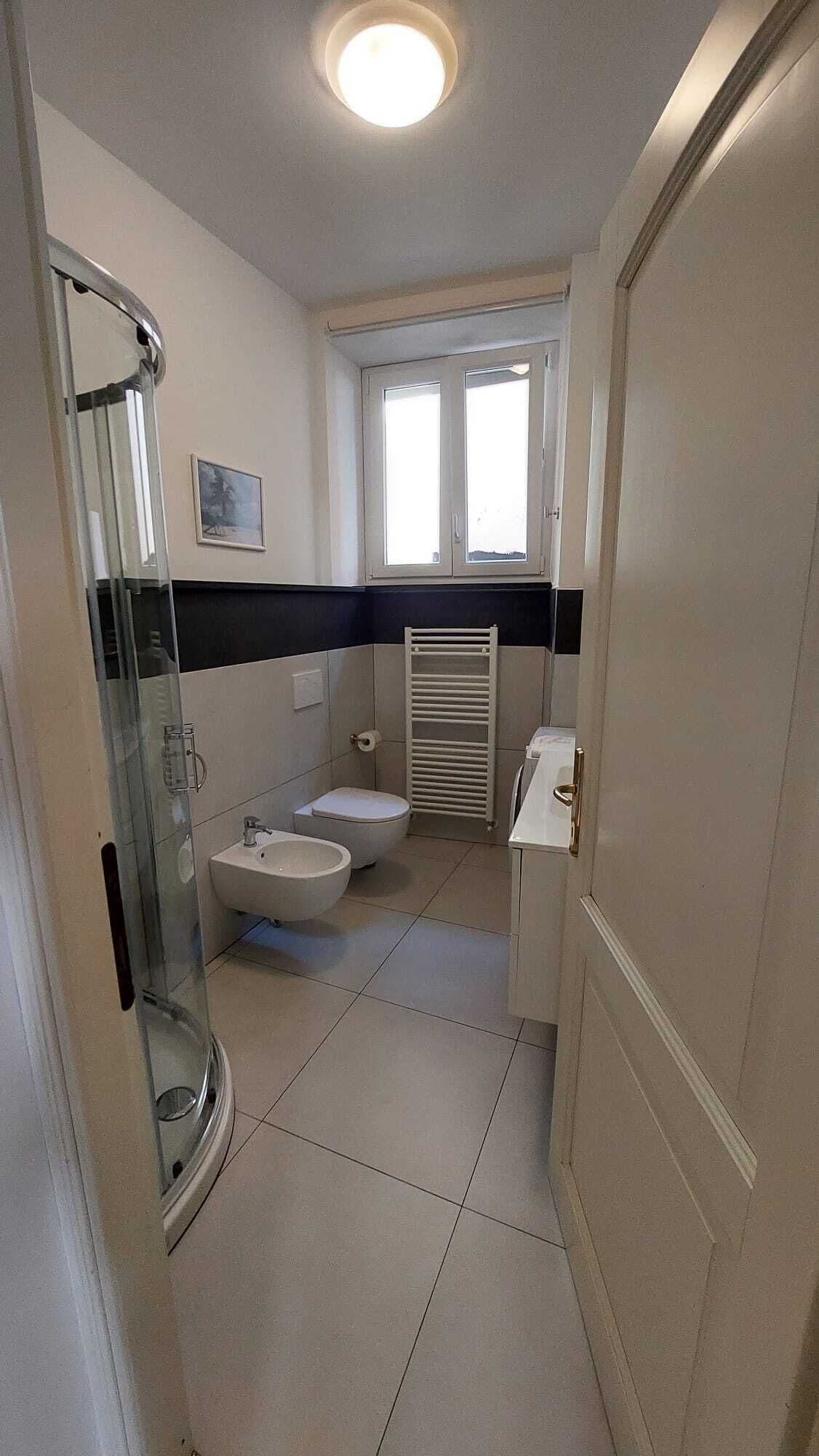 Haartrockner, Handtücher, Seife, Toilettenpapier