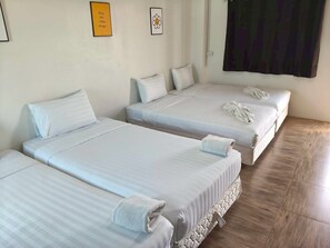 Quadruple Room with Balcony - Comfy Hotels Suvarnabhumi Airport (Bang Phli)