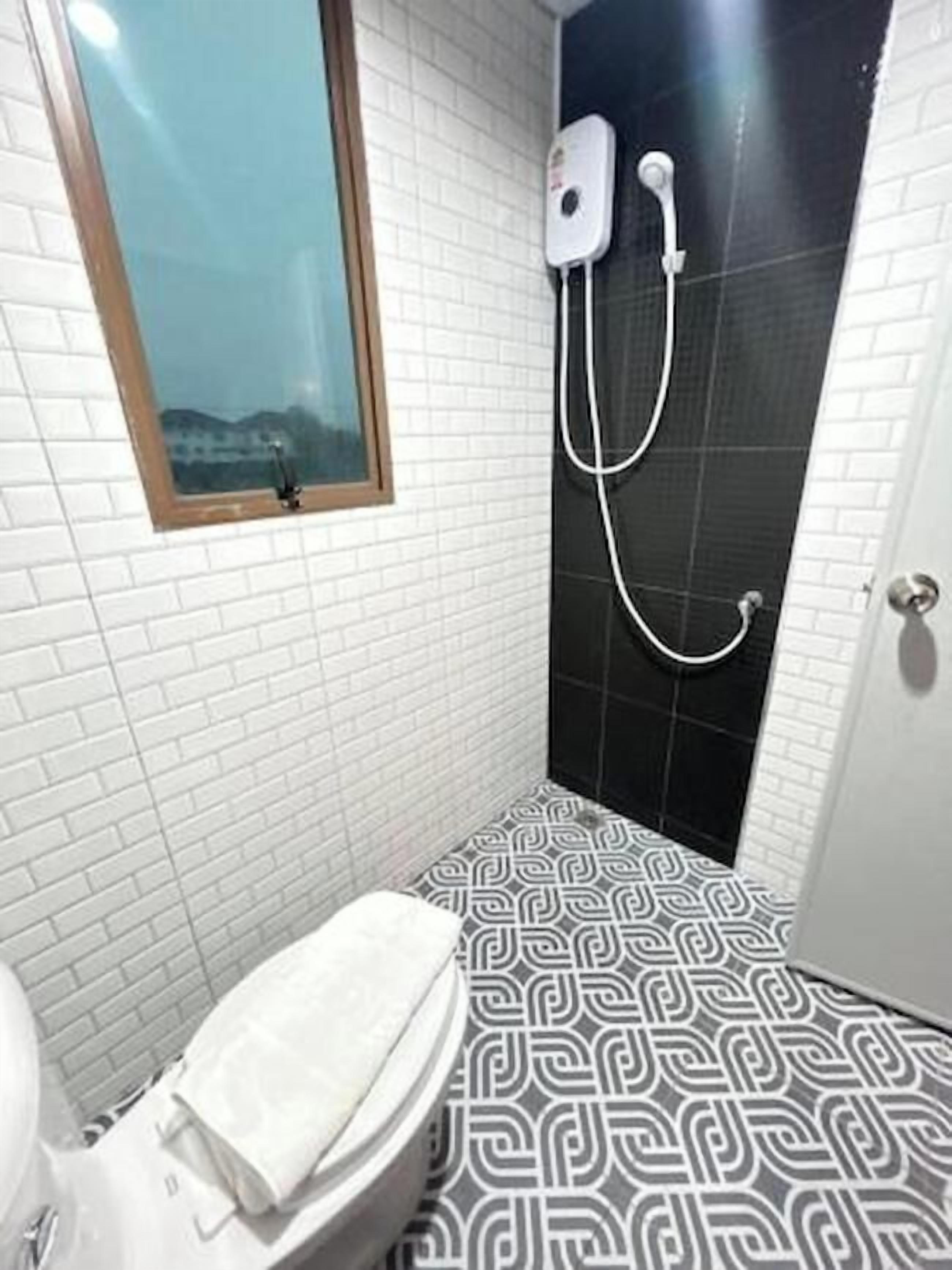 Apartment With Lake View | Bathroom