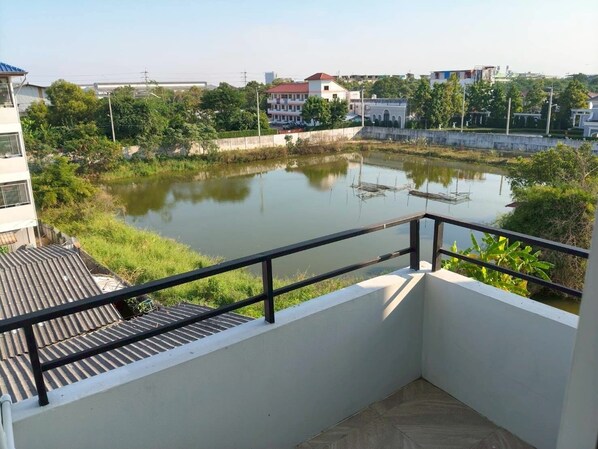 Quadruple Room with Balcony | Lake view - Comfy Hotels Suvarnabhumi Airport (Bang Phli)