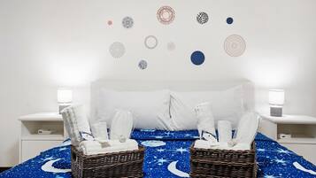 Tabla de planchar con plancha, wifi y ropa de cama