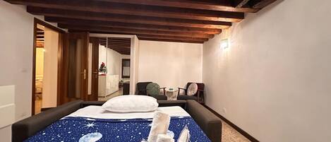 Strykjärn/strykbräda, wi-fi och sängkläder