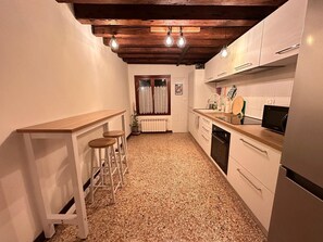 Een koelkast, een magnetron, een oven, een kookplaat