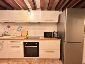 Fridge, microwave, oven, stovetop - Ca' Della Torre – 5 min from Rialto, 10 min from St. Mark's (Venezia)