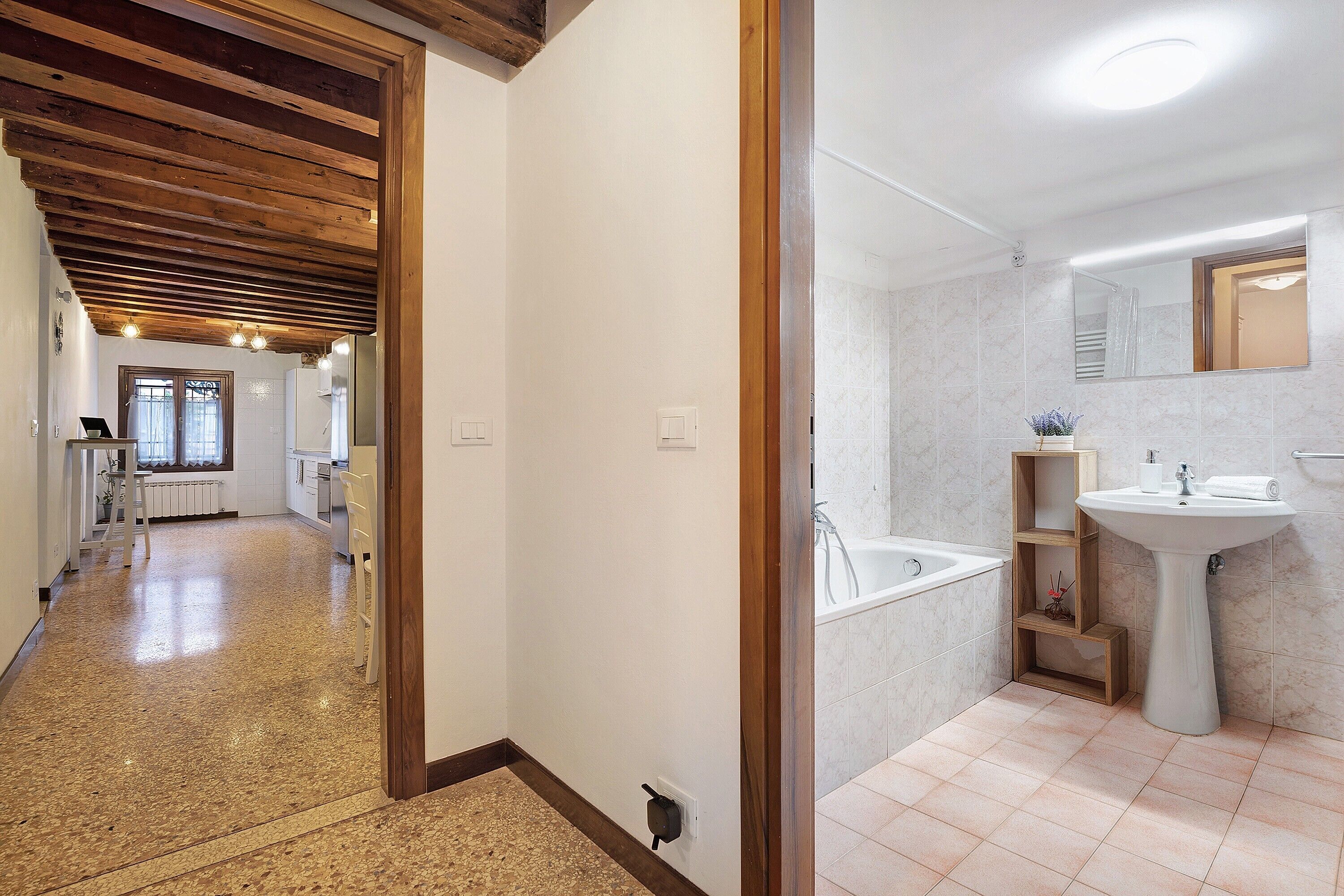 シャワー、ヘアドライヤー、タオル