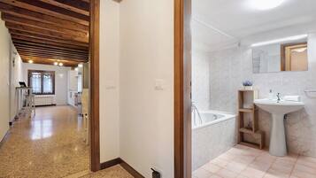 Ducha, secador de pelo, toallas