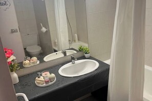 مناشف، صابون، ورق حمّام