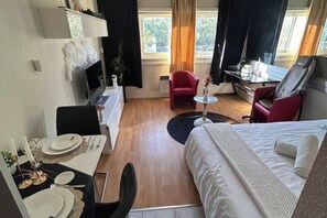 Een strijkplank/strijkijzer, wifi, beddengoed