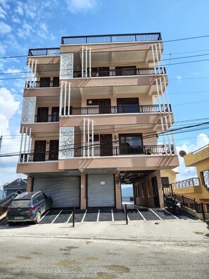 Vista frontal de la propiedad