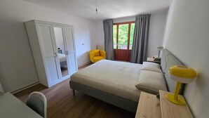 Une chambre à coucher comprenant un lit, une chaise, un bureau et une armoire.