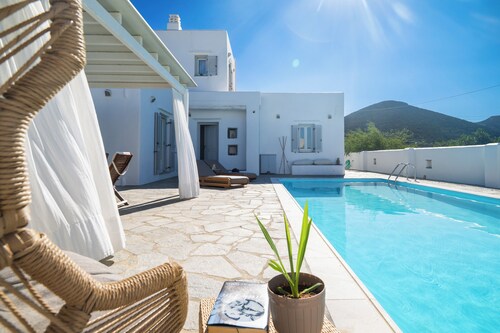 Sunny villa with private pool and amazing views in Apollonia, Sifnos