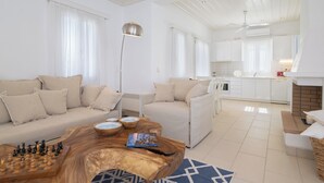 Ein geräumiges Wohnzimmer mit Couch, Holztisch und Schachbrett.