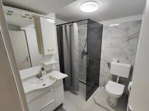 Dusch, gratis toalettartiklar, hårtork och handdukar