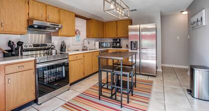 Game Room Retreat Near Six Flags Sleeps 13 Tesla EV Charger Backyard Oasis