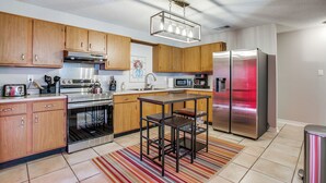 Unclassified image, 4 of 16, button - Sleeps 13 Arcade Ping Pong Fire Pit Fenced Yard Pet Friendly Near Six Flags (San Antonio)