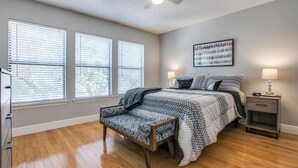 Unclassified image, 5 of 16, button - Sleeps 13 Arcade Ping Pong Fire Pit Fenced Yard Pet Friendly Near Six Flags (San Antonio)