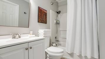 House, 3 Bedrooms, Smoking, Balcony | Bathroom