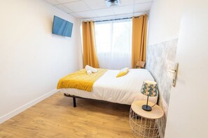 Iron/ironing board, free WiFi, bed sheets - RARE: Spacious 5-Bedroom Apartment Near the TGV Station by Groom* (Lorient)