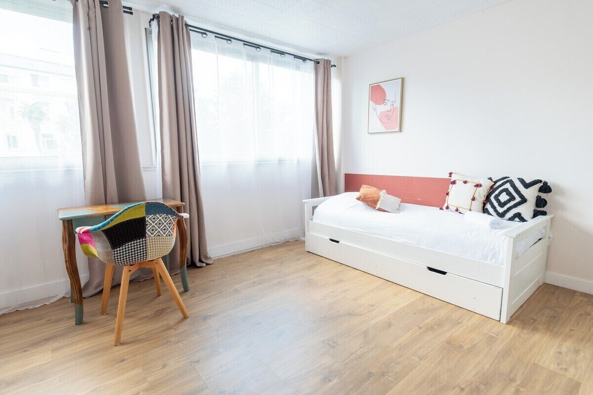 Ein Schlafzimmer mit einem Bett, einem Schreibtisch und einem Stuhl.