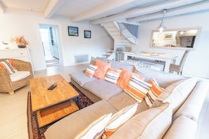 Smart-TV, Kamin, Bücher