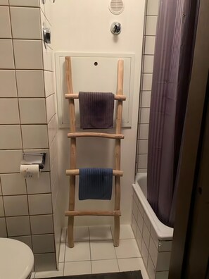 Een douche, een haardroger, handdoeken