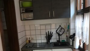 咖啡機/沖茶器、雪櫃、微波爐、爐具