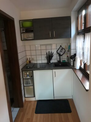 Kühlschrank, Mikrowelle, Herdplatte, Wasserkocher mit Kaffee-/Teezubehör