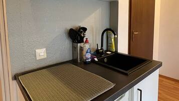 Kühlschrank, Mikrowelle, Herdplatte, Wasserkocher mit Kaffee-/Teezubehör