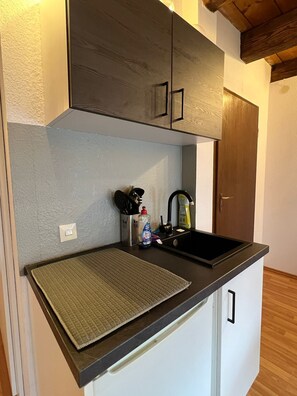 Refrigerador, microondas, parrilla de estufa y cafetera y tetera