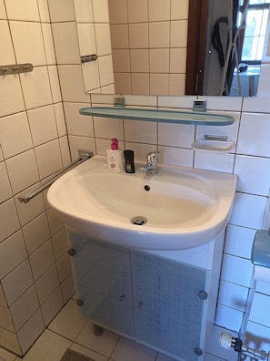Douche, séchoir à cheveux, serviettes fournies