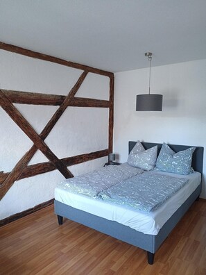 1 habitación, tabla de planchar con plancha, wifi y ropa de cama