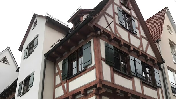 A traditional half-timbered building with multiple windows and a visible number '13' on the facade. - Apartment 6 Ulmer Spatz with Wi-Fi (Ulm)