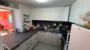 Private kitchen - 5 minutes from resort center, apartment with south-facing view. (Crans-Montana)